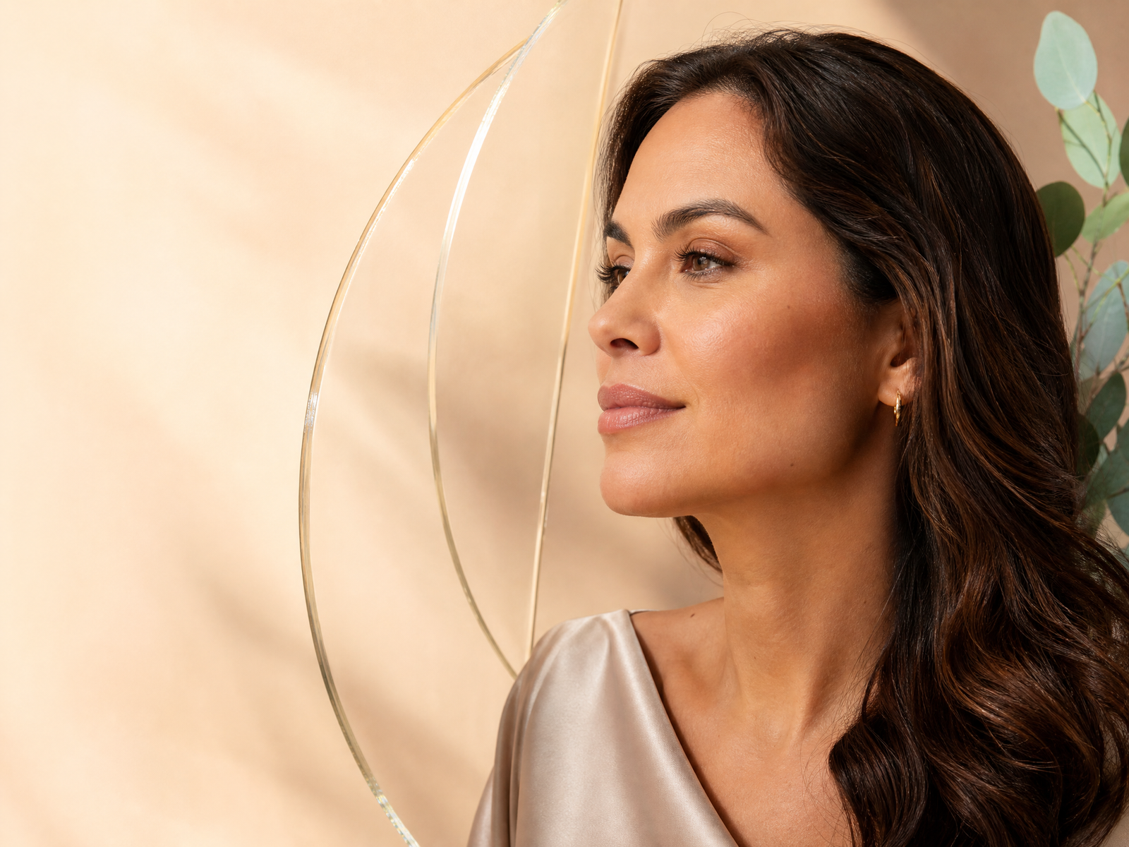 Mulher adulta com expressão natural em retrato de beleza